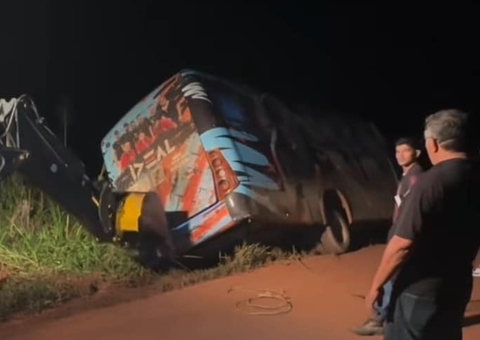 Ônibus da banda ‘Forró Ideal’ tomba em estrada a caminho de show em Roraima