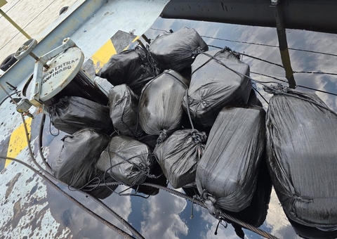 Polícia apreende 646 kg de drogas em fundo falso de balsa peruana no Solimões