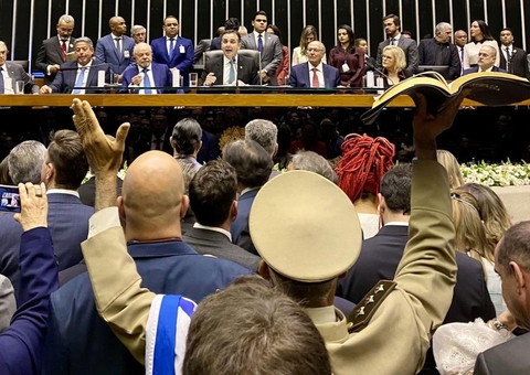 Deputado ex-gay levanta Bíblia na posse de Lula e viraliza