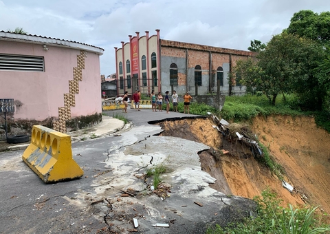 Cratera gigantesca ameaça engolir casas e moradores são obrigados a se mudar em Manaus