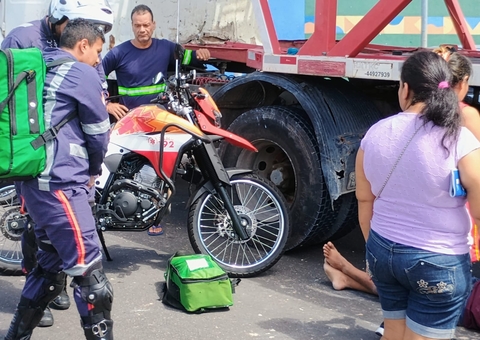 Homem vai parar debaixo de caminhão durante acidente entre motos no Coroado