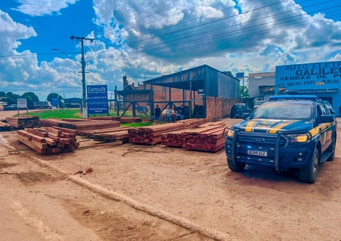 Sem CNH, motorista é preso após caminhão com carga de madeira tombar em Humaitá
