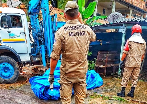 Idosa é levada às pressas para hospital após caminhão invadir casa em Manaus