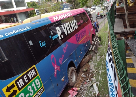 Ônibus de viagem interestadual invade calçada de supermercado em Manaus; vídeo