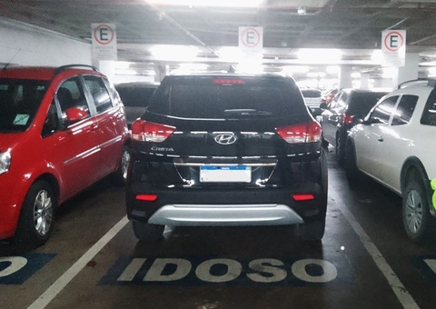 Quase 30 motoristas são autuados por estacionamento irregular em shopping de Manaus