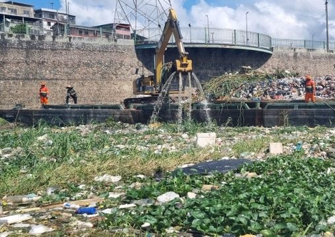 Limpeza e retirada de lixo são intensificados na orla do Rio Negro