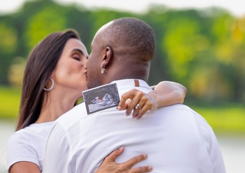 Thiaguinho e Carol Peixinho anunciam gravidez 