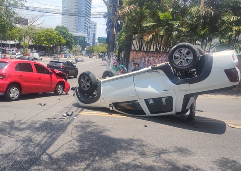Picape capota durante acidente em avenida de Manaus