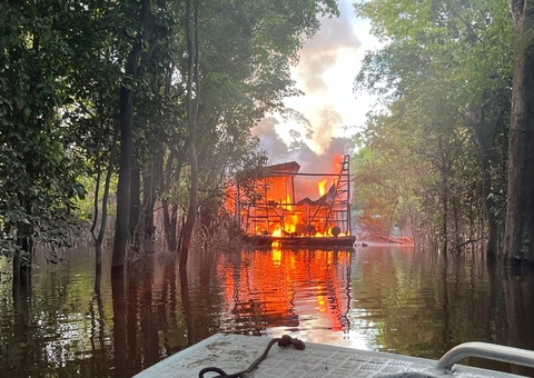 PF destrói dragas usadas em garimpo ilegal no Rio Madeira, no Amazonas