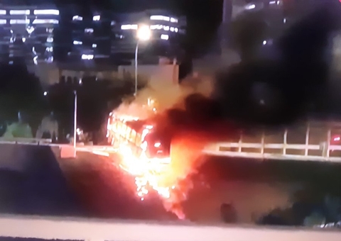 Ataques de bolsonaristas terminam com 13 veículos incendiados e clima de tensão em Brasília