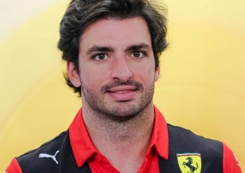 Sainz desfalca Ferrari por apendicite; substituto tem 18 anos