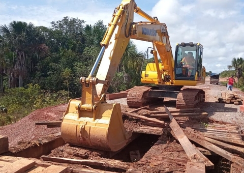 Ponte de madeira com avaria é demolida na BR-319