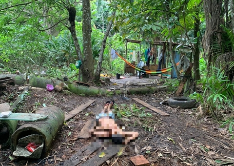 Homem que morava em mata é encontrado morto com 23 facadas em Manaus