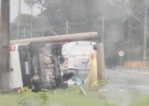 Carro desliza na pista e arranca poste de energia em acidente no Tarumã