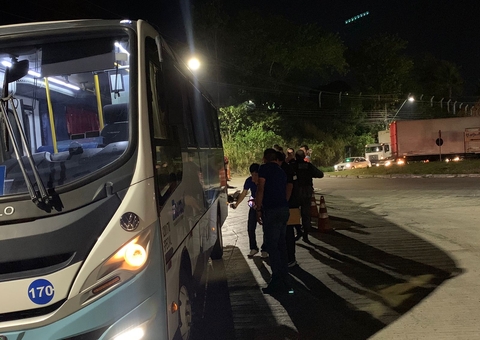 Cabeça de motociclista é esmagada em acidente com micro-ônibus de rota no Distrito Industrial 