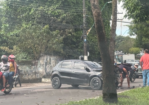 Acidente complica trânsito na avenida Efigênio Sales