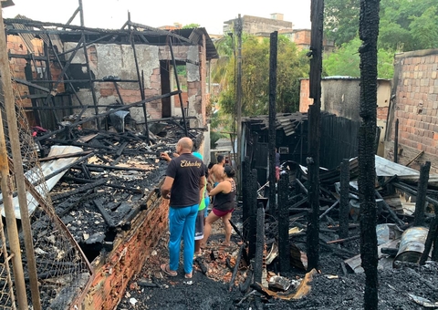 Casas de madeira são destruídas após incêndio em Manaus; vídeo
