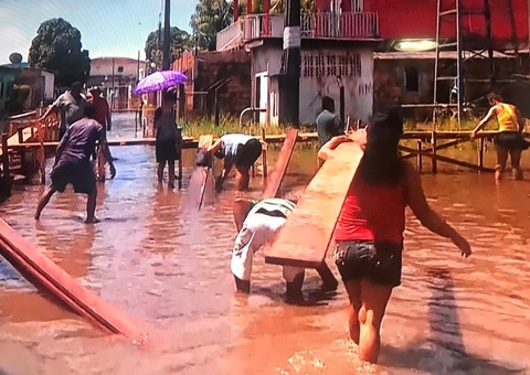 Moradores se aglomeram sem máscara para receber madeira no Amazonas