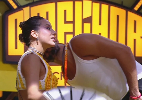 Vai rolar? Maike dá 'cheiro' em pescoço de Renata durante festa