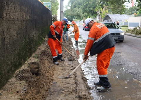 Prefeitura limpa sarjeta no São José Operário para prevenir alagamentos