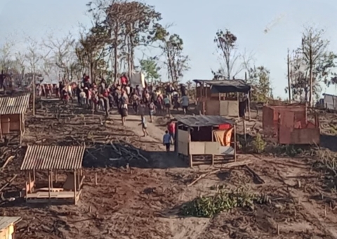 Moradores são retirados de invasão no Distrito Industrial durante reintegração
