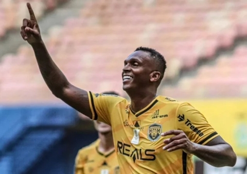 Amazonas FC paga dívida de pensão alimentícia do atacante Jô, preso em campo