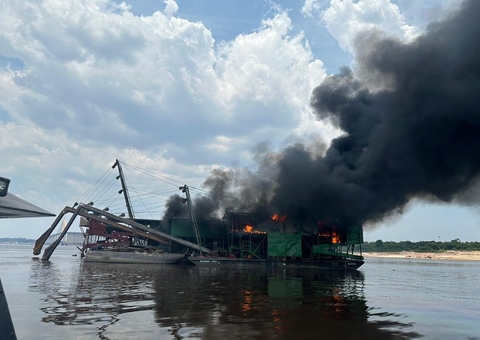 PF destrói dragas usadas em garimpo ilegal na Ponte Rio Negro; ouro e jóias são apreendidos
