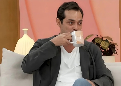 Eduardo Sterblitch reclama de casa de vidro do BBB 25