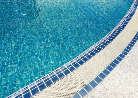 Homem não cumpre aposta de pular em piscina e é morto a facadas por amigo