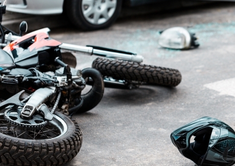 Mulher morre ao ser lançada de motocicleta durante acidente em Manaus