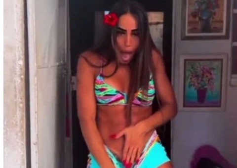 Funkeira mostra partes íntimas e pede 'privatização' a Neymar; vídeo 