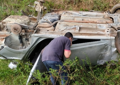 Motorista morre após carro capotar em rodovia no Amazonas