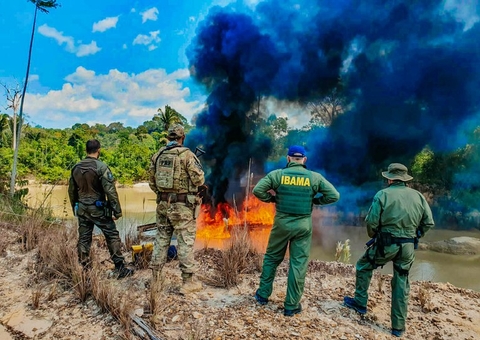 PF e Ibama destroem dragas usadas em garimpo ilegal com auxílio da PRF do Amazonas