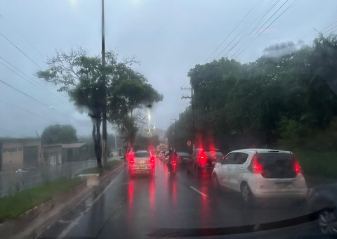 Manaus amanhece sob forte chuva após Inmet emitir alerta de temporais violentos