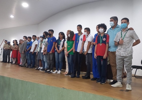 Alunos de Manaus premiados na 16ª Olimpíada de Matemática receberam medalha