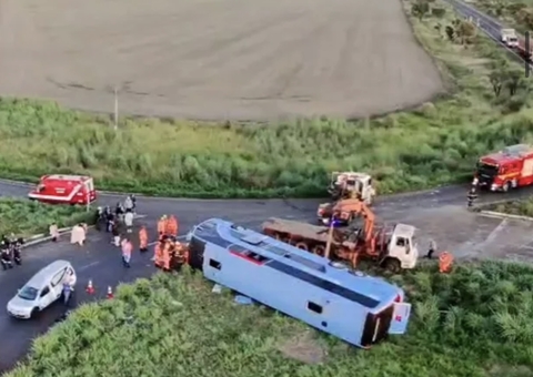 Ônibus com 50 passageiros tomba e deixa mortos em MG