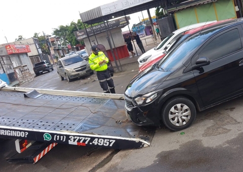 Carros são apreendidos por estacionamento irregular no Nova Cidade