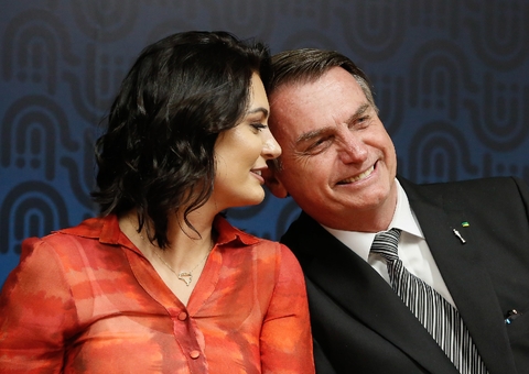 Em meio à polêmica, Michelle posta montagem de Bolsonaro como Superman 