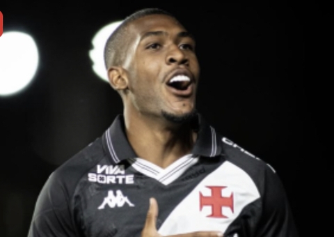 Em jogo marcado por chuva, Vasco goleia e Internacional se aproxima do Z4
