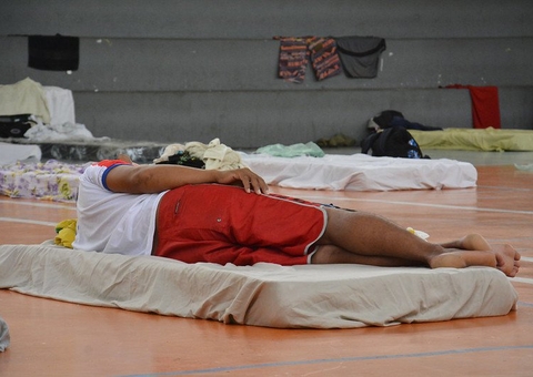 Ação distribui alimento, kits de higiene e roupas para moradores de rua em Manaus