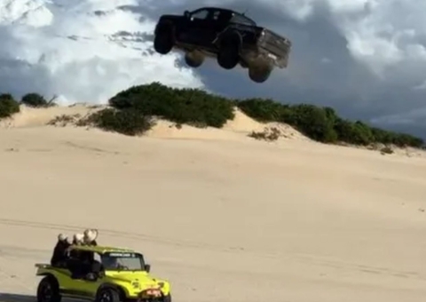 Carro ‘voa’ por cima de buggy com turistas no Ceará; vídeo viraliza