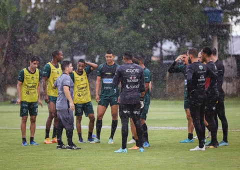 Manaus treina com elenco reduzido enquanto analisa mercado da bola