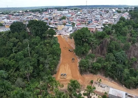 Seminf dá início a obra em cratera gigante que ameaçava 'engolir' casas em Manaus