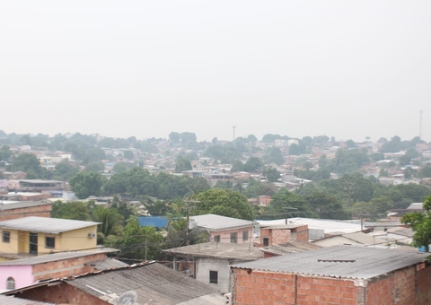 Céu é totalmente encoberto por fumaça de queimadas em Manaus