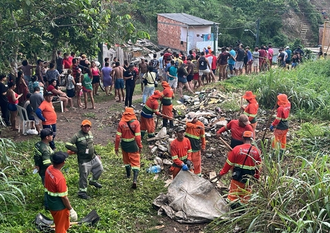 Retroescavadeira será usada para resgatar homem e criança soterrados na Redenção