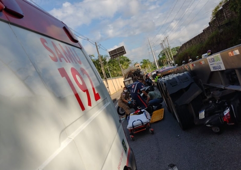 Irmãos quase são esmagados em acidente entre moto e carreta em Manaus