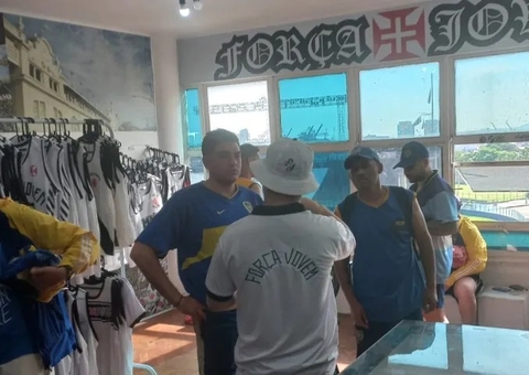 Torcedores do Boca se reúnem com organizadas do Vasco em São Januário