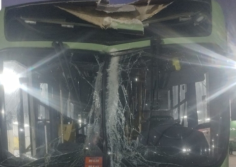 Ônibus colide com poste após motorista dormir ao volante em Manaus