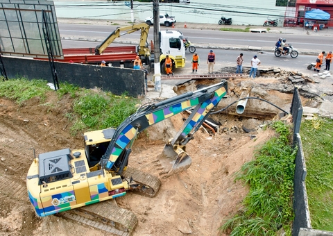 Constantino Nery passa por obras após cratera se abrir na avenida