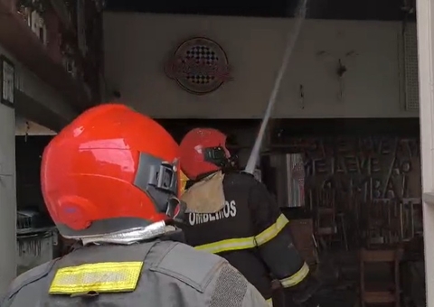 Incêndio destruiu 40% da estrutura do Bar do Caldeira, diz Corpo de Bombeiros